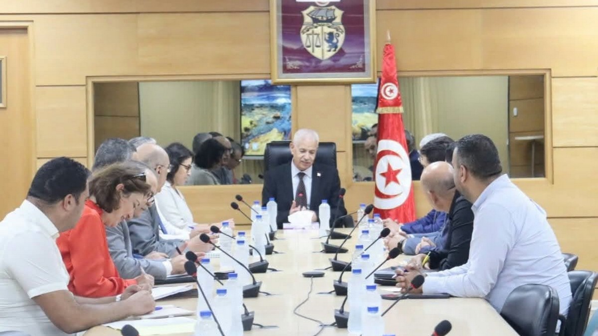 وزير التجارة وتنمية الصادرات يعقد  لقاءً مع ممثّلين عن المساحات التجارية الكبرى