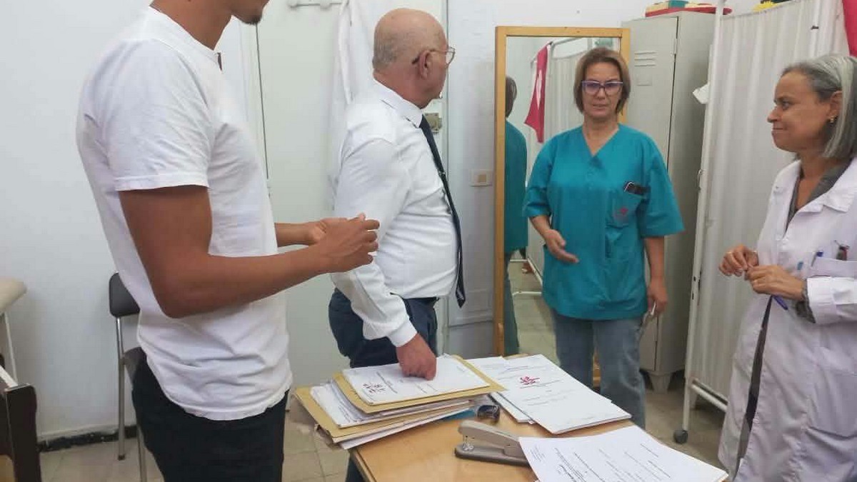 المدير الجهوي للصحة بصفاقس يؤدّي زيارة ميدانية إلى مركز الصحة الأساسية محمد علي