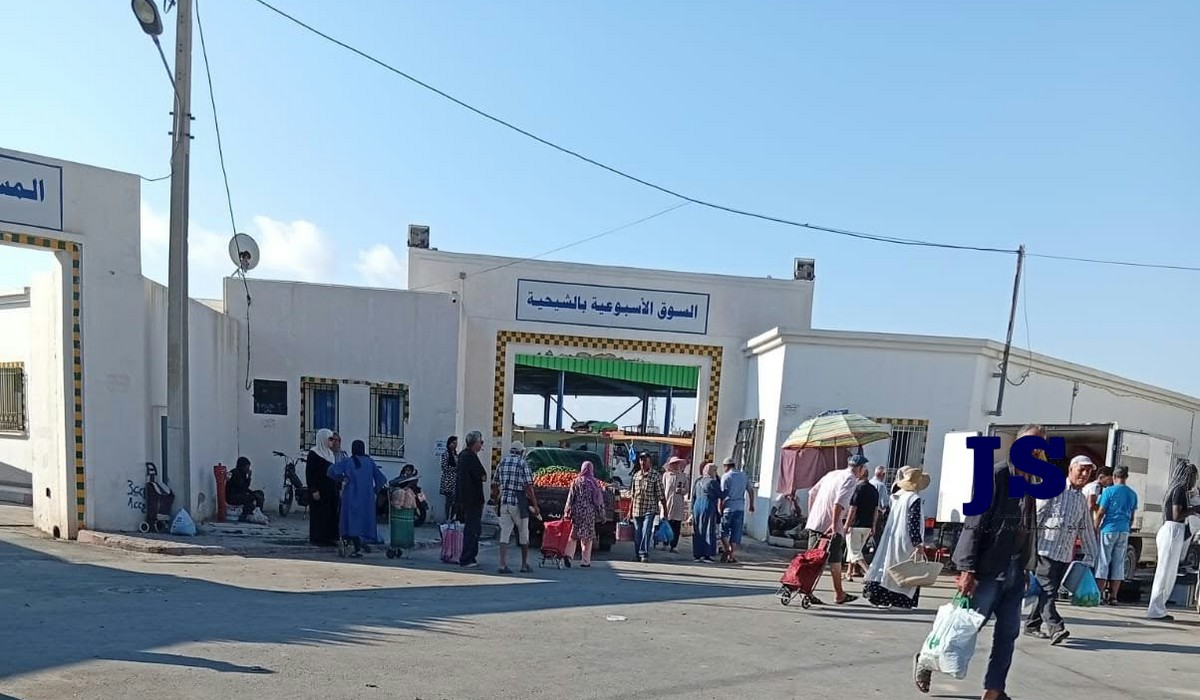 صفاقس : بعد ان  اصبح مشكلة قائمة الذات ...حملة  منظمة على  سوق  الخميس